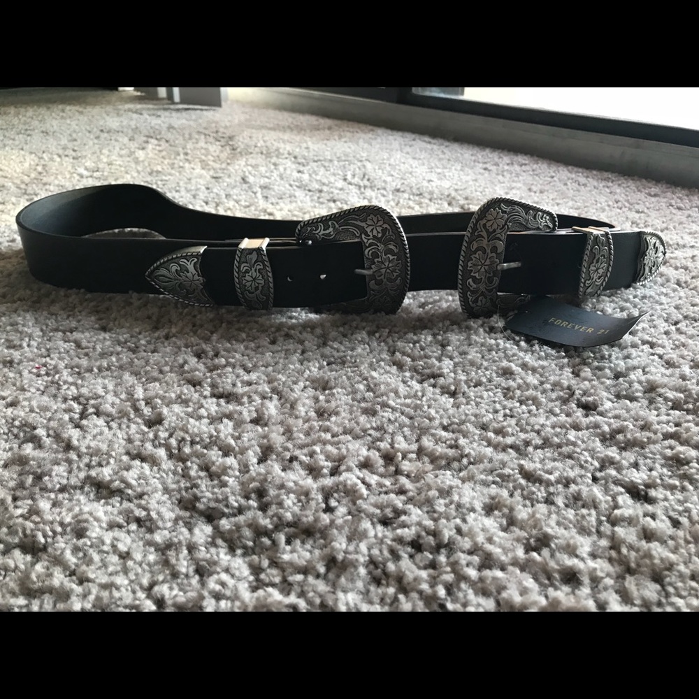 New With Tags Women’s Double Buckle Belt